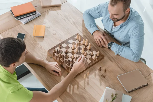 Homens jovens jogando xadrez — Fotografia de Stock