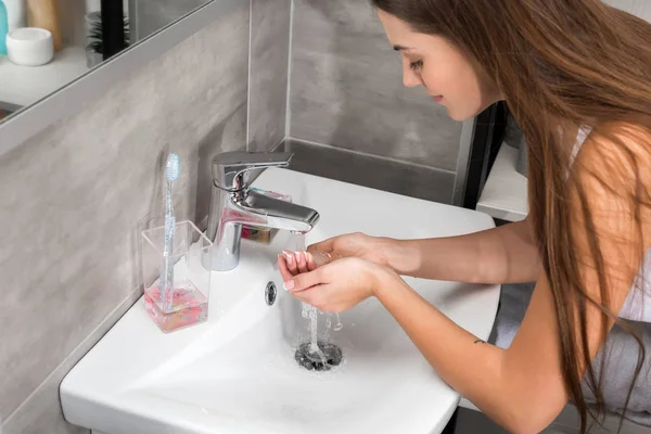 Frau wird Gesicht waschen — Stockfoto