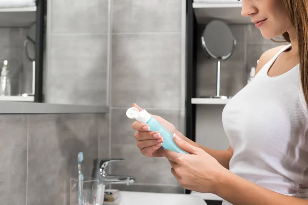 Frau liest Beschreibung der Lotion — Stockfoto