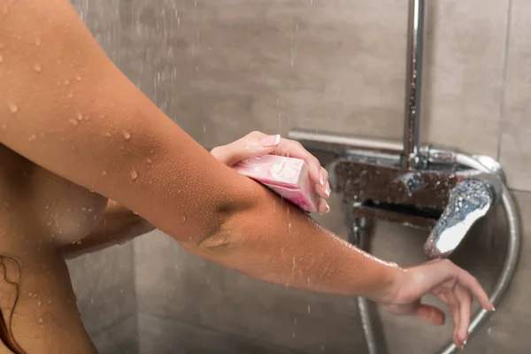 Fille lavage main avec savon — Photo de stock