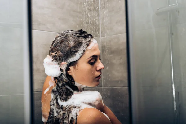 Fille lavage de cheveux — Photo de stock