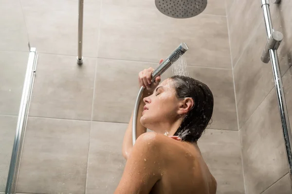 Chica desnuda tomando ducha - foto de stock