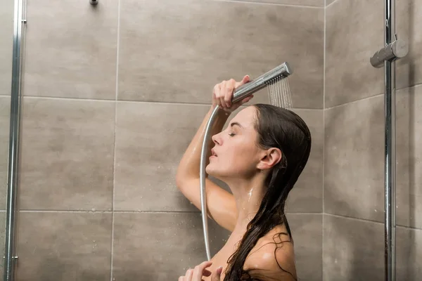 Fille nue prenant douche — Photo de stock