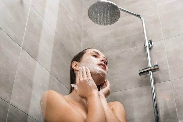 Menina lavando rosto — Fotografia de Stock