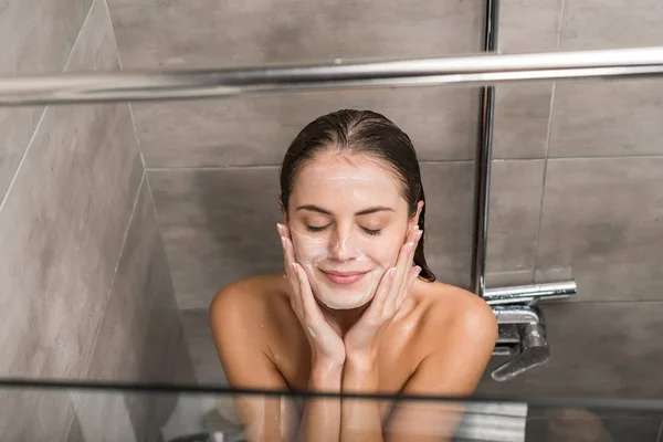 Menina lavando rosto — Fotografia de Stock