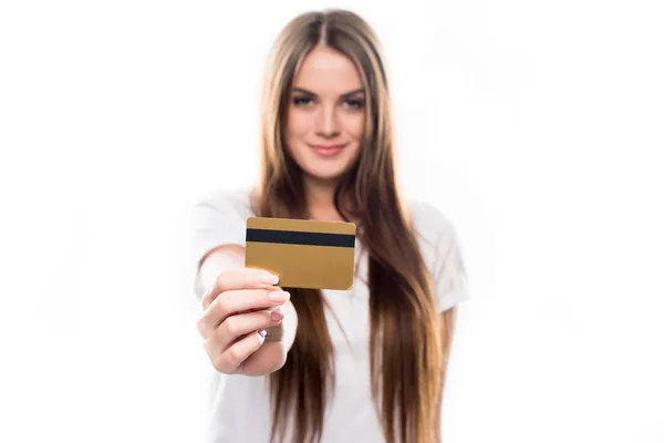 Mujer mostrando tarjeta de crédito - foto de stock