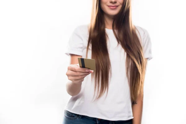 Menina segurando cartão de crédito na mão — Fotografia de Stock