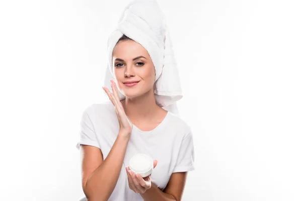 Donna che applica la crema sul viso — Foto stock