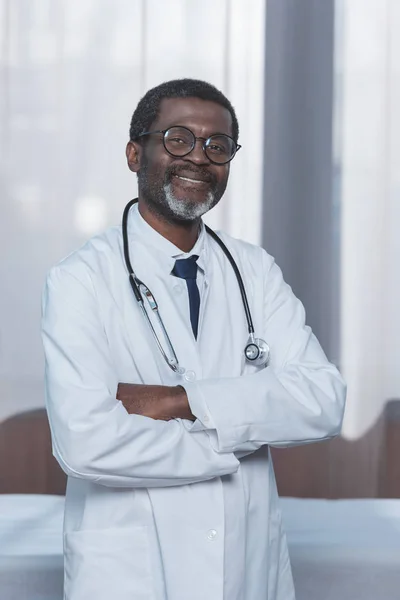 Doctor en bata blanca con estetoscopio - foto de stock