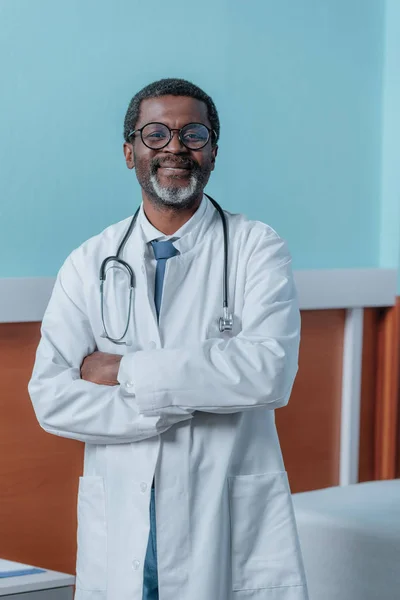 Doctor en bata blanca con estetoscopio - foto de stock