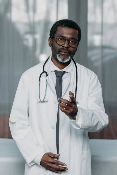 Arzt zeigt auf Kamera — Stockfoto