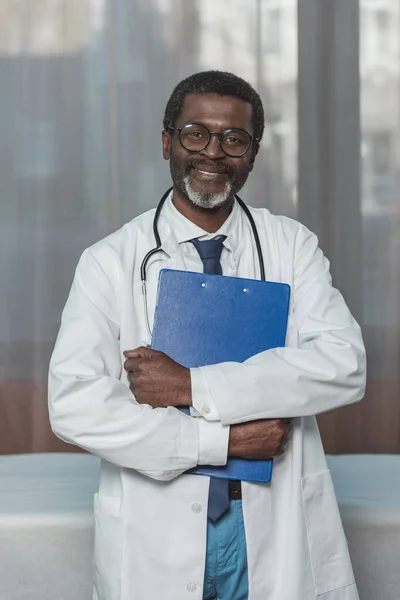 Doctor with clipboard — Stock Photo