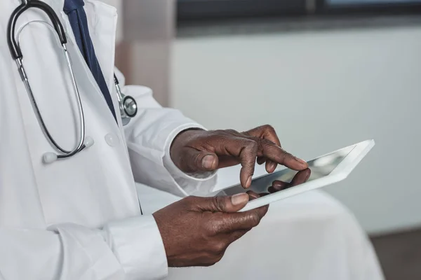 Doctor using tablet — Stock Photo