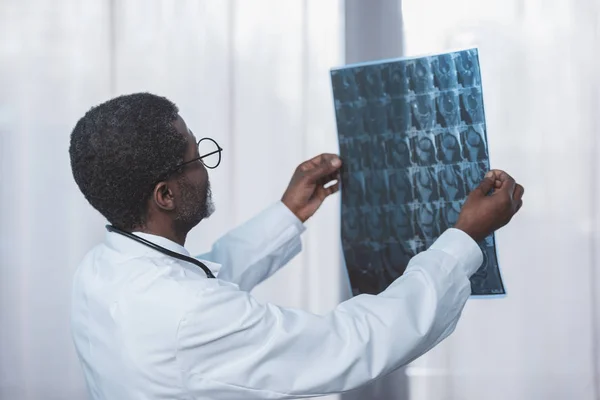 Arzt schaut Patient röntgen — Stockfoto