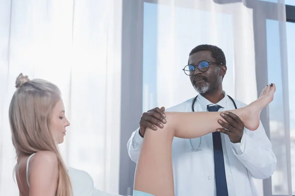 Arzt untersucht Knie des Patienten — Stockfoto