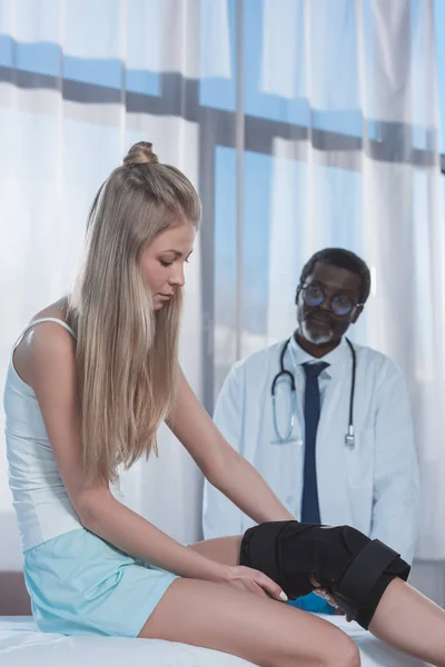 Patient zeigt Arzt verletztes Bein — Stockfoto