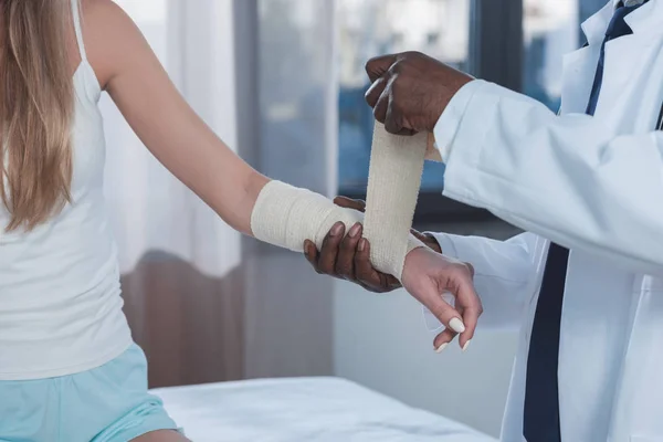 Médico Bandaging mão do paciente — Fotografia de Stock