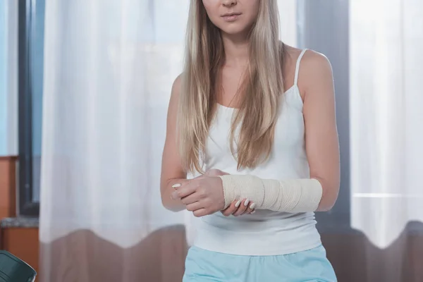 Chica con la mano lesionada - foto de stock