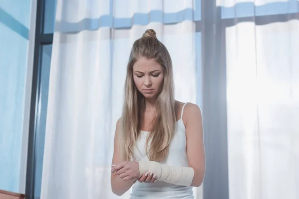 Girl with injured hand — Stock Photo