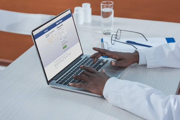 Doctor sitting with laptop — Stock Photo