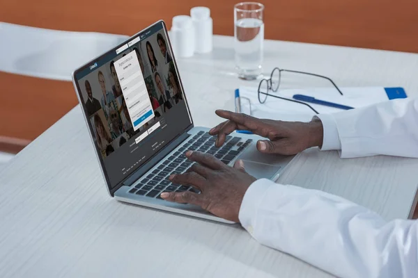 Doctor with loaded LinkedIn website — Stock Photo