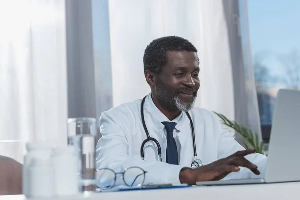 Doctor working with laptop — Stock Photo