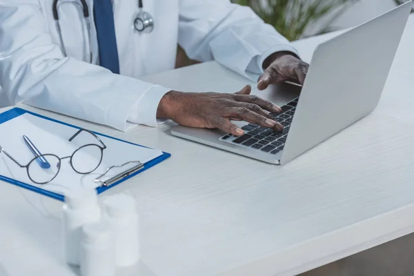 Médecin travaillant avec un ordinateur portable — Photo de stock