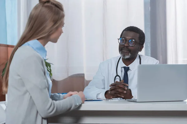 Médecin écoute patient — Photo de stock