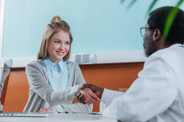 Arzt und Patient beim Händeschütteln — Stockfoto