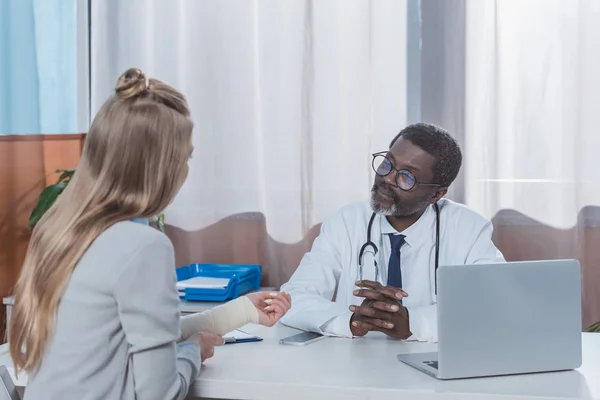 Medico paziente in ascolto — Foto stock