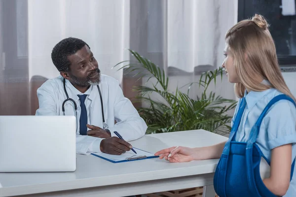 Médico paciente escuta — Fotografia de Stock