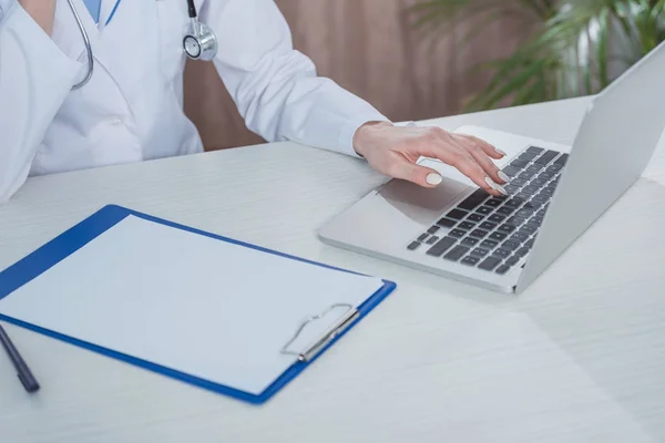 Médico trabajando con portátil - foto de stock