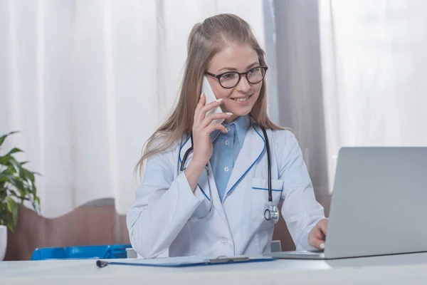 Médico falando por smartphone — Fotografia de Stock