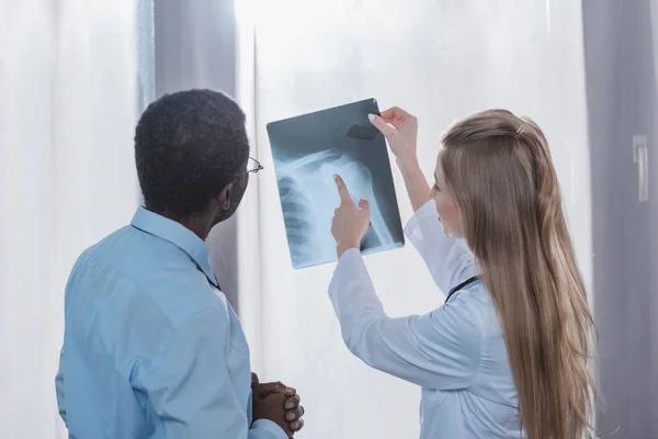 Doctor showing x-ray to patient — Stock Photo