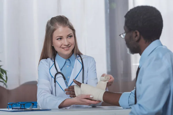 Médico vendaje paciente mano - foto de stock