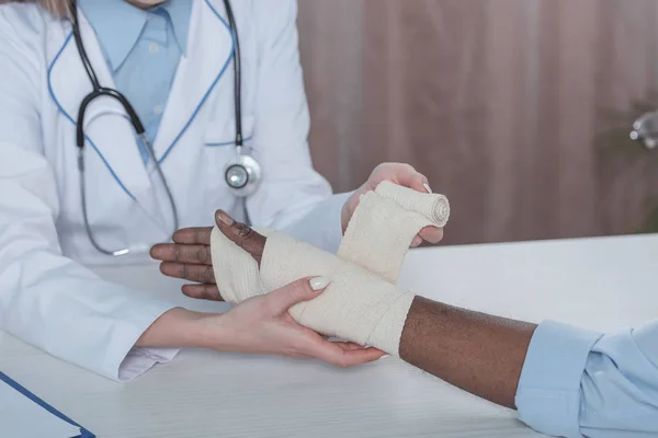 Médico Bandaging mão do paciente — Fotografia de Stock
