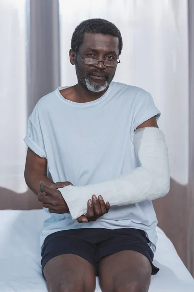 Patient with broken arm — Stock Photo