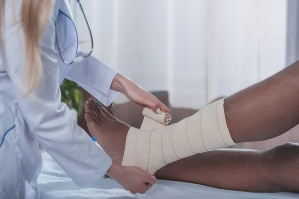 Bandaging leg — Stock Photo