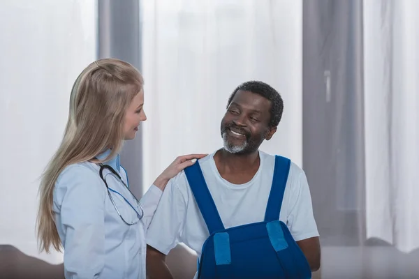 Medico e paziente con tutore del braccio — Foto stock