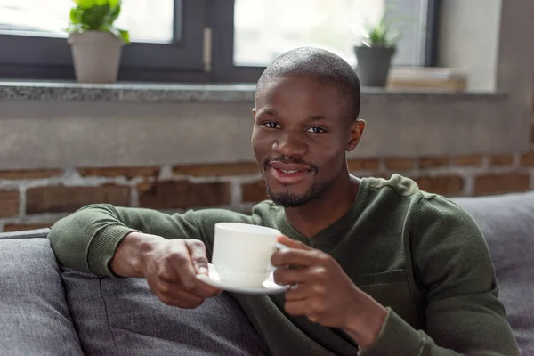 Uomo africano americano in possesso di tazza — Foto stock