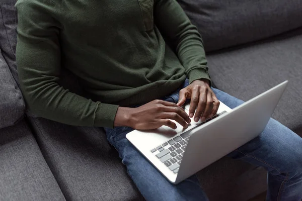 Afro-americano homem digitando no laptop — Fotografia de Stock