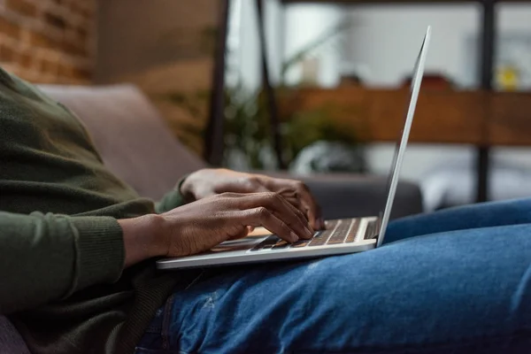 Afro-americano homem digitando no laptop — Fotografia de Stock