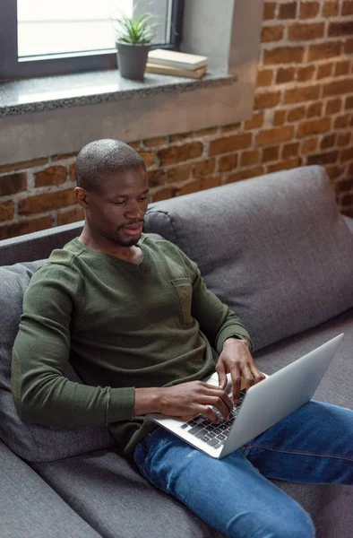 Afro-americano homem digitando no laptop — Fotografia de Stock