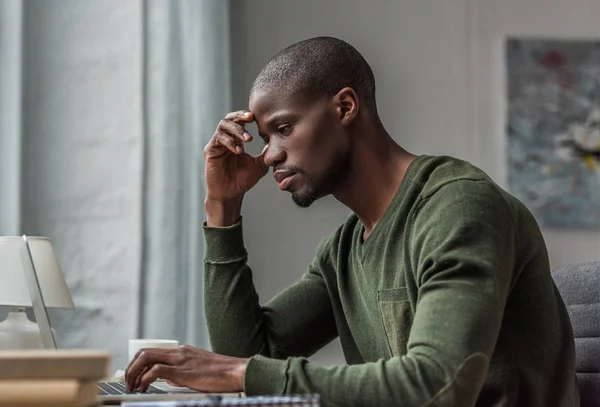 Homem americano africano com laptop em casa — Fotografia de Stock