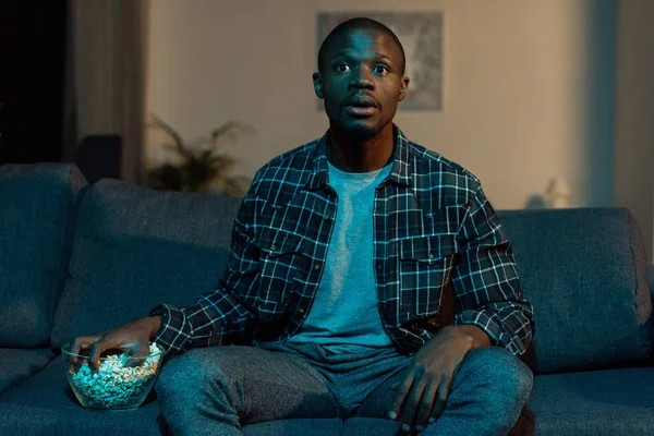 Афроамериканський чоловік дивиться телевізор — стокове фото