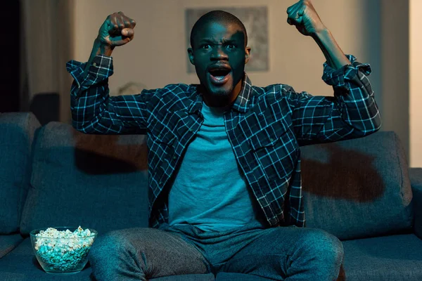 Afro-américain homme regarder la télévision — Photo de stock