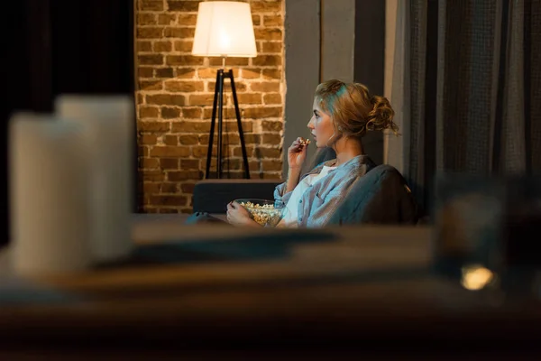 Donna guardando film a casa — Foto stock