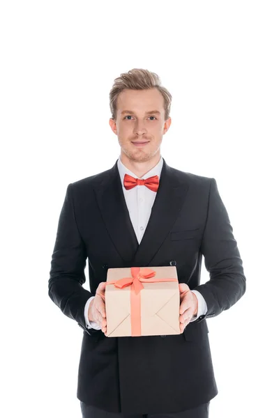 Модный мужчина с подарочной коробкой — стоковое фото