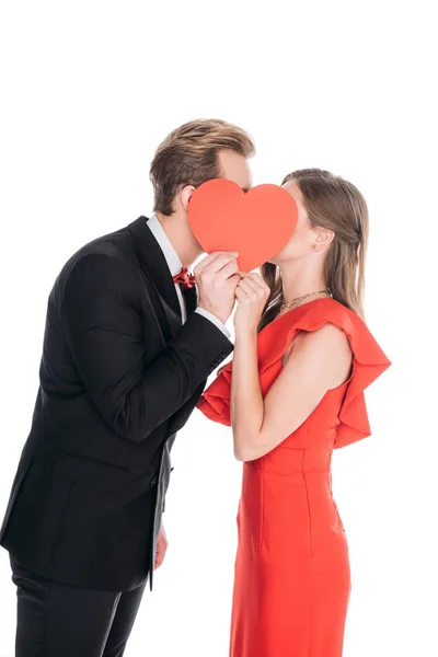 Casal com coração de papel vermelho — Fotografia de Stock