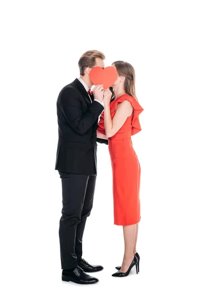 Paar mit rotem Papierherz — Stockfoto